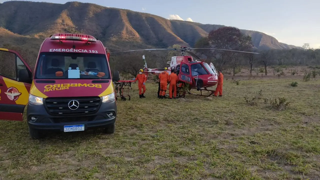 Piloto cai de parapente e é resgatado de helicóptero em Formosa