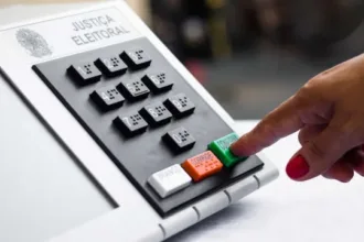 Eleições 2026: urna eletrônica e cédulas de votação