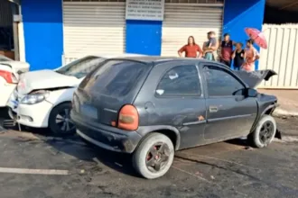 Motorista embriagado bate em carros estacionados em Aparecida