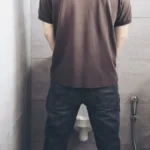 Homem com incontinência urinária masculina tratado com cola