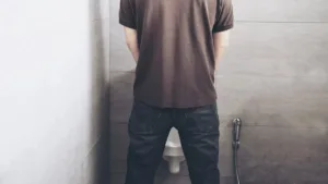 Homem com incontinência urinária masculina tratado com cola