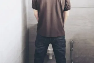 Homem com incontinência urinária masculina tratado com cola