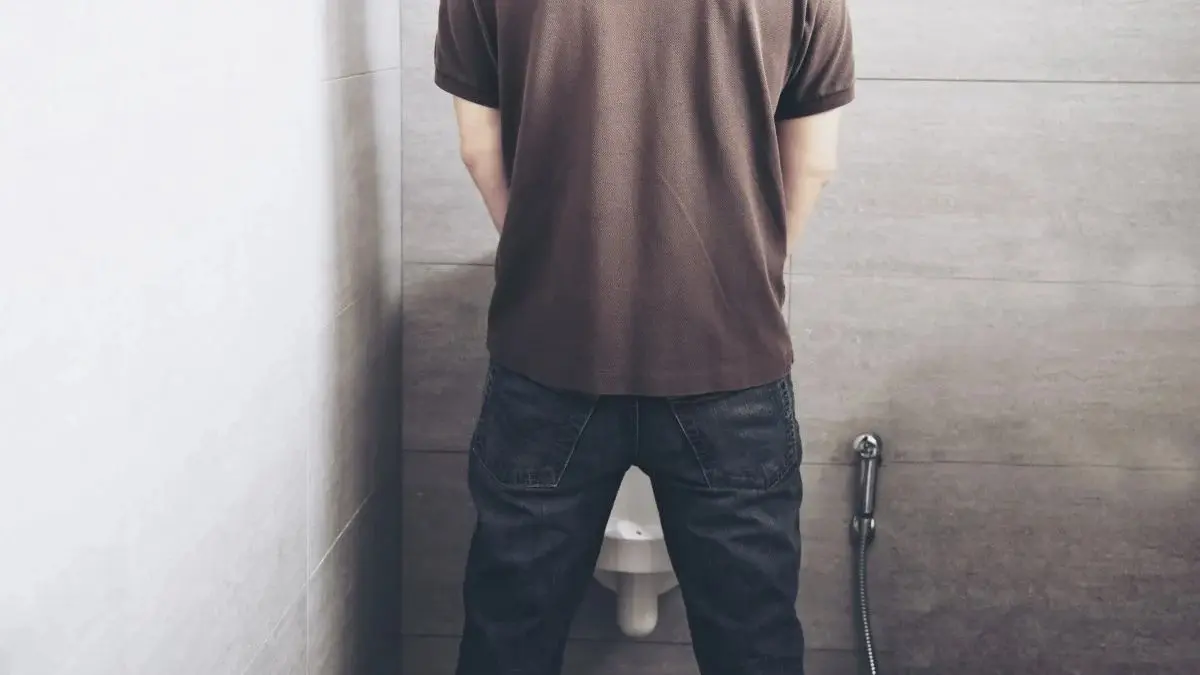 Homem é operado após aplicar cola no pênis para resolver incontinência urinária