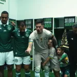 Tadeu 400 jogos comemorando com o Goiás