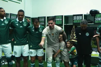 Tadeu 400 jogos comemorando com o Goiás