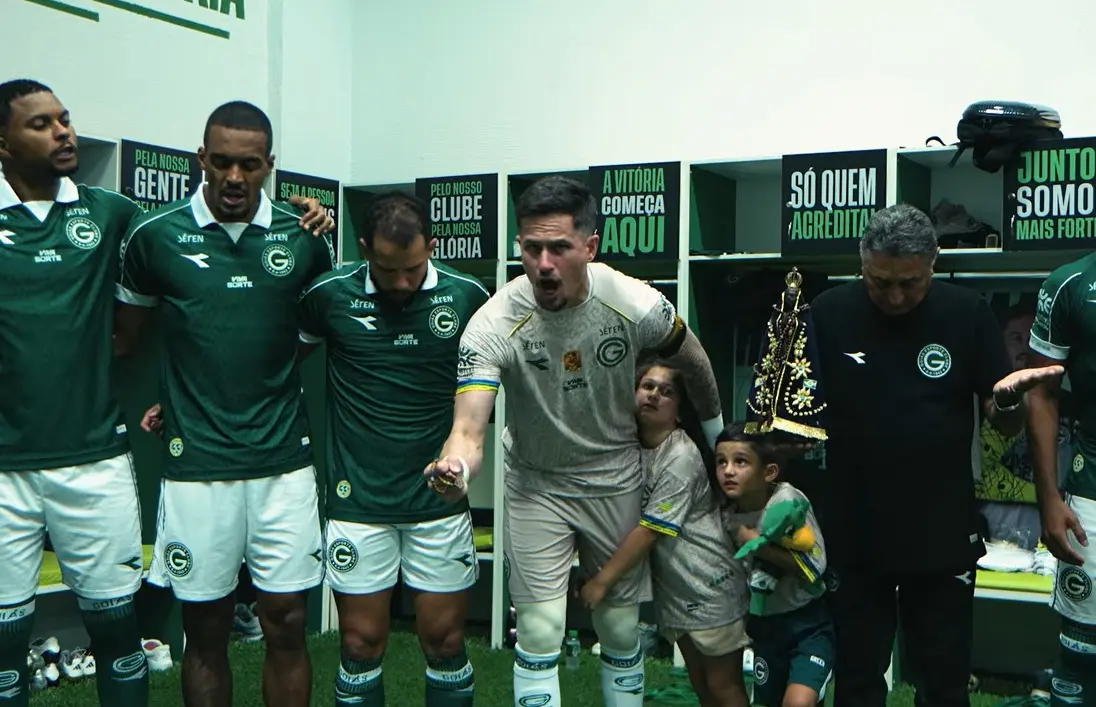 Jogadores do Goiás reverenciam Tadeu pelos 400 jogos e goleiro fala em arrancada para o acesso