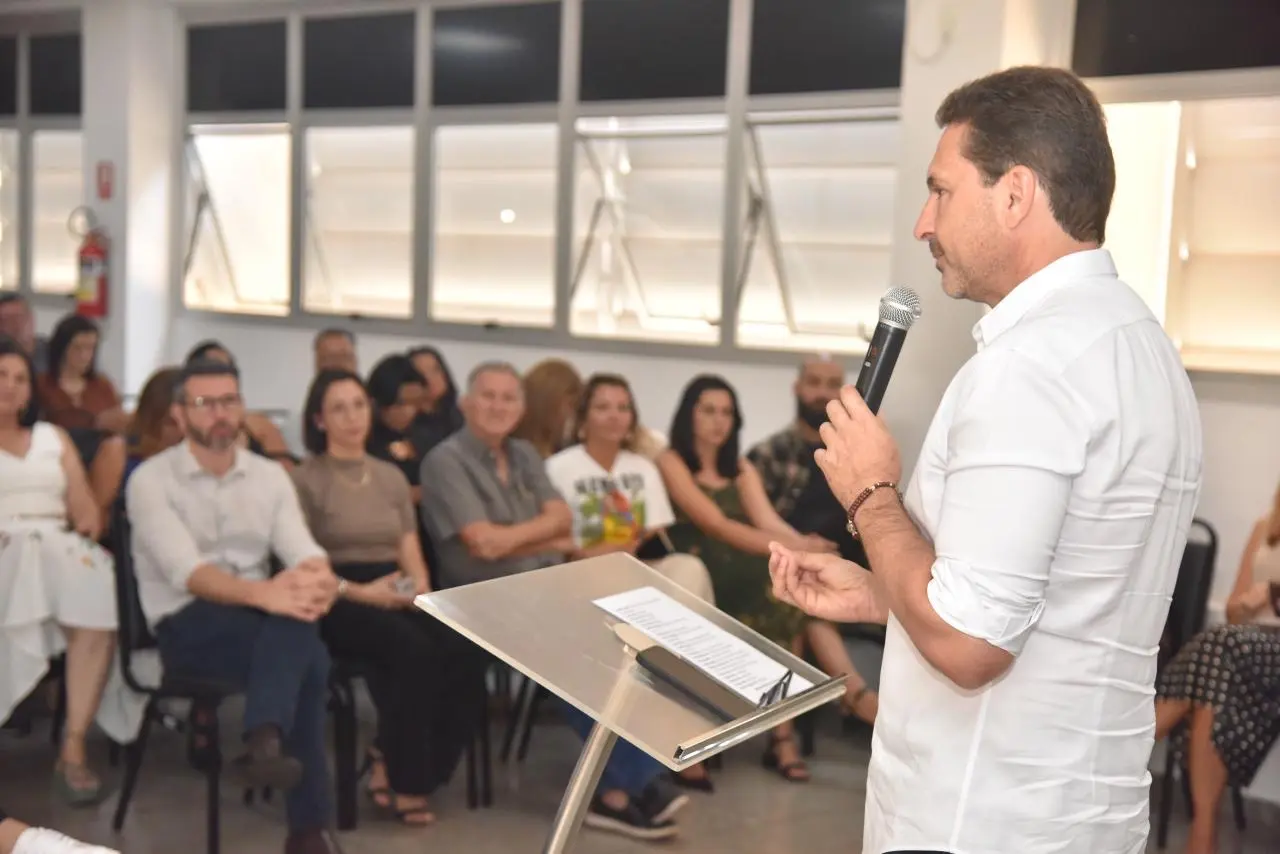 Vilela simplifica licenciamento de construção de casas e acelera emissão de alvarás