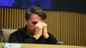 Bolsonaro realiza ajuste de prótese dentária