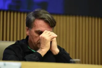 Bolsonaro realiza ajuste de prótese dentária