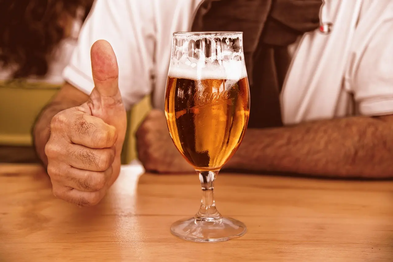 Frentista demitido após tomar cerveja no horário de almoço será indenizado, em Goiânia