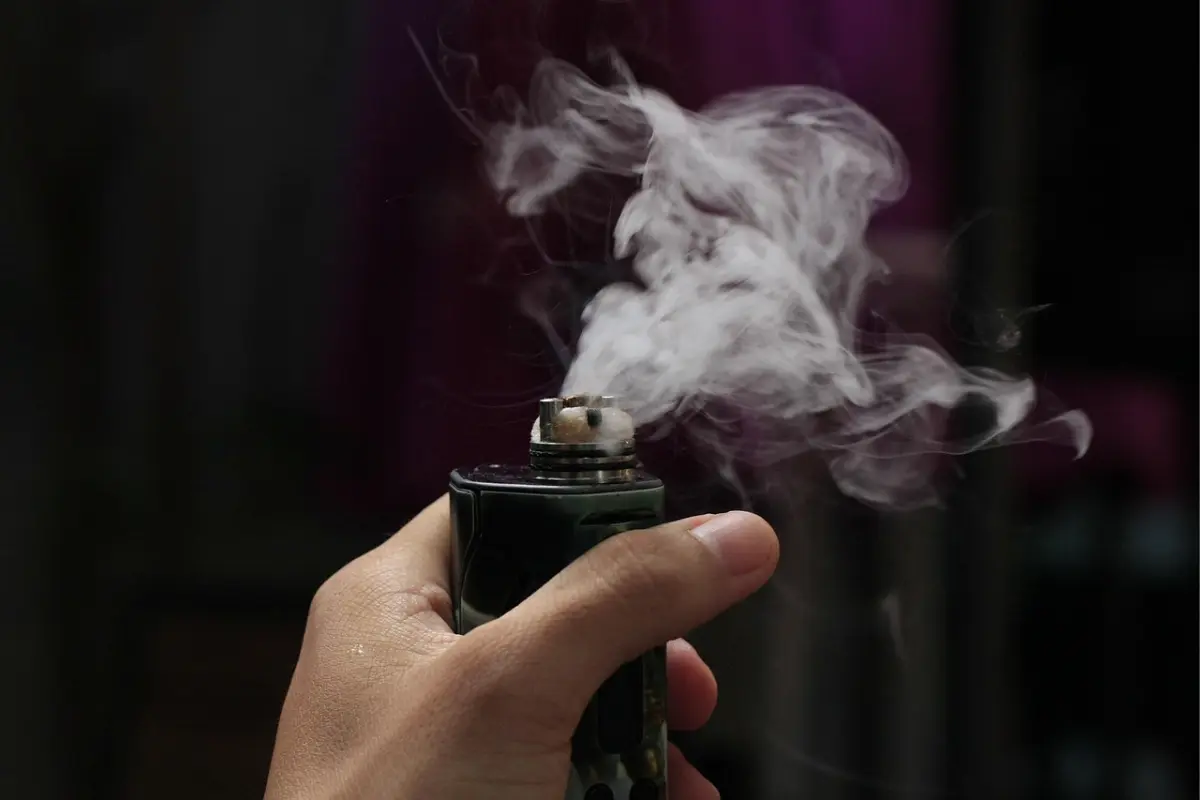 Comércio de vapes e sachês de nicotina movimenta R$ 359 milhões por ano em Goiás, aponta estudo