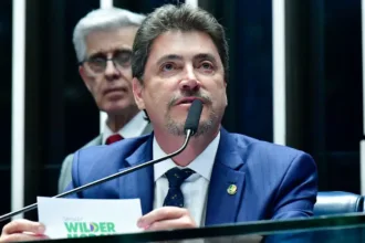 Wilder assina