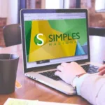 Empresas analisando as novas regras do Simples Nacional