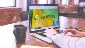 Empresas analisando as novas regras do Simples Nacional