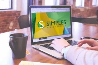 Empresas analisando as novas regras do Simples Nacional