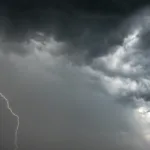 Tempestade com raio em Minas Gerais sob alerta laranja