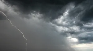 Tempestade com raio em Minas Gerais sob alerta laranja