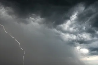Tempestade com raio em Minas Gerais sob alerta laranja