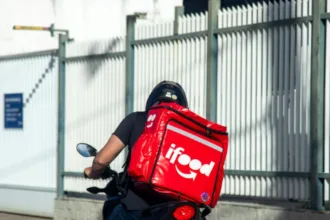 Entregador do iFood durante paralisação em São Paulo