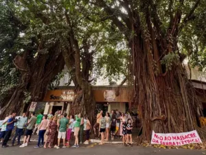 Corte de gameleiras suspenso na Praça da Cirrose em Goiânia