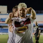 Matheus Lagoa Anápolis com troféu da Copa Centro-Oeste