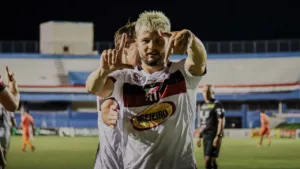 Matheus Lagoa Anápolis com troféu da Copa Centro-Oeste