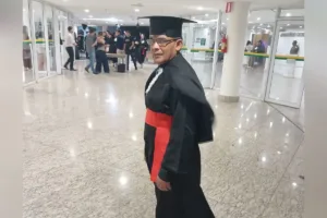 Ex-faxineiro formado em Direito aos 50 anos celebra conquista