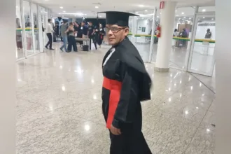 Ex-faxineiro formado em Direito aos 50 anos celebra conquista