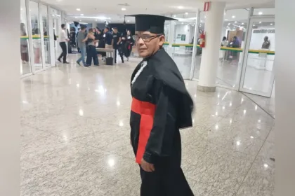Ex-faxineiro formado em Direito aos 50 anos celebra conquista