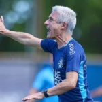 enamorado-perde-r$-22-mil-em-golpe-do-‘falso-luis-castro’,-tecnico-do-gremio