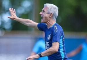 enamorado-perde-r$-22-mil-em-golpe-do-‘falso-luis-castro’,-tecnico-do-gremio