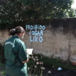 goiania-testa-cameras-inteligentes-para-identificar-quem-joga-lixo-e-entulho-em-local-proibido