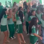 criancas-de-escola-em-sao-francisco-de-goias-ensaiam-musica-de-zeze-di-camargo-antes-de-show-no-aniversario-da-cidade;-video