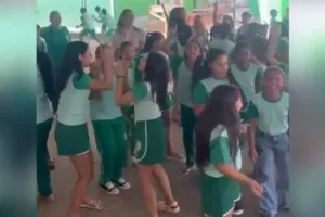 criancas-de-escola-em-sao-francisco-de-goias-ensaiam-musica-de-zeze-di-camargo-antes-de-show-no-aniversario-da-cidade;-video