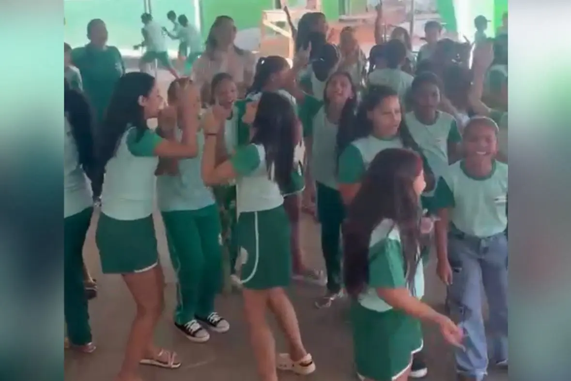 Crianças de escola em São Francisco de Goiás ensaiam música de Zezé Di Camargo antes de show no aniversário da cidade; vídeo