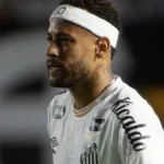 Neymar lesionado sendo substituído no jogo Santos x Palmeiras