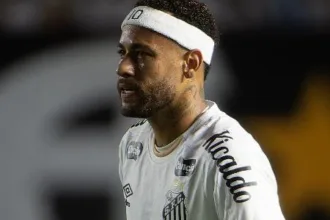 Neymar lesionado sendo substituído no jogo Santos x Palmeiras