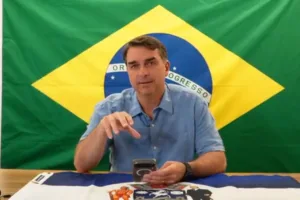 Flávio Bolsonaro e o filme Dark Horse em investigação