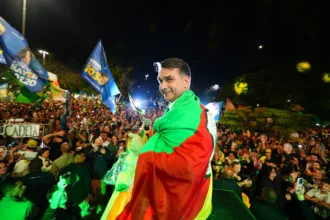 Flávio cobra