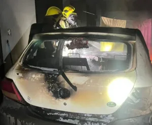 Carro pegando fogo na garagem em Rio Verde