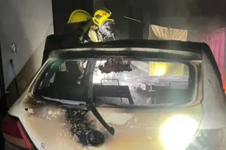 familia-acorda-de-madrugada-com-carro-pegando-fogo-na-garagem,-em-rio-verde