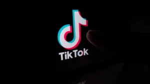 cancao-de-katy-perry-de-2011-retorna-e-domina-o-verao-de-2026-no-tiktok