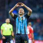 Grêmio vence Internacional no Grenal 454 e avança na Copa do Brasil