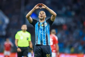 Grêmio vence Internacional no Grenal 454 e avança na Copa do Brasil