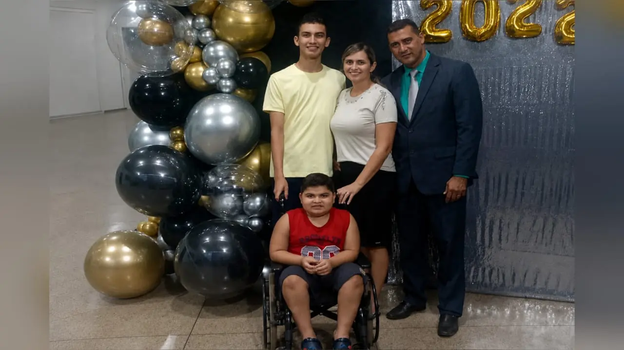 “São muitos os sonhos”: família de Goiás busca R$ 17 mi para tratar menino de 8 anos com doença rara