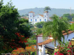 homem-e-suspeito-de-invadir-casa-a-noite-e-observar-casal-durante-momento-intimo-em-pirenopolis;-video