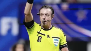 arbitro-fifa-que-estava-na-copa-do-mundo-vai-apitar-goias-x-fortaleza;-veja-escala