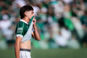 goias-sofre-gol-no-fim-e-vai-para-o-intervalo-com-duplo-prejuizo