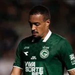 zagueiro-do-goias-e-expulso-aos-13-minutos-contra-o-fortaleza