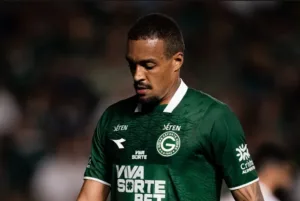 zagueiro-do-goias-e-expulso-aos-13-minutos-contra-o-fortaleza